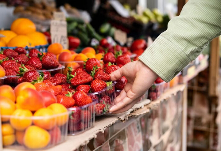 Freepik_close-up-hand-holding-strawberries_23-2149002409